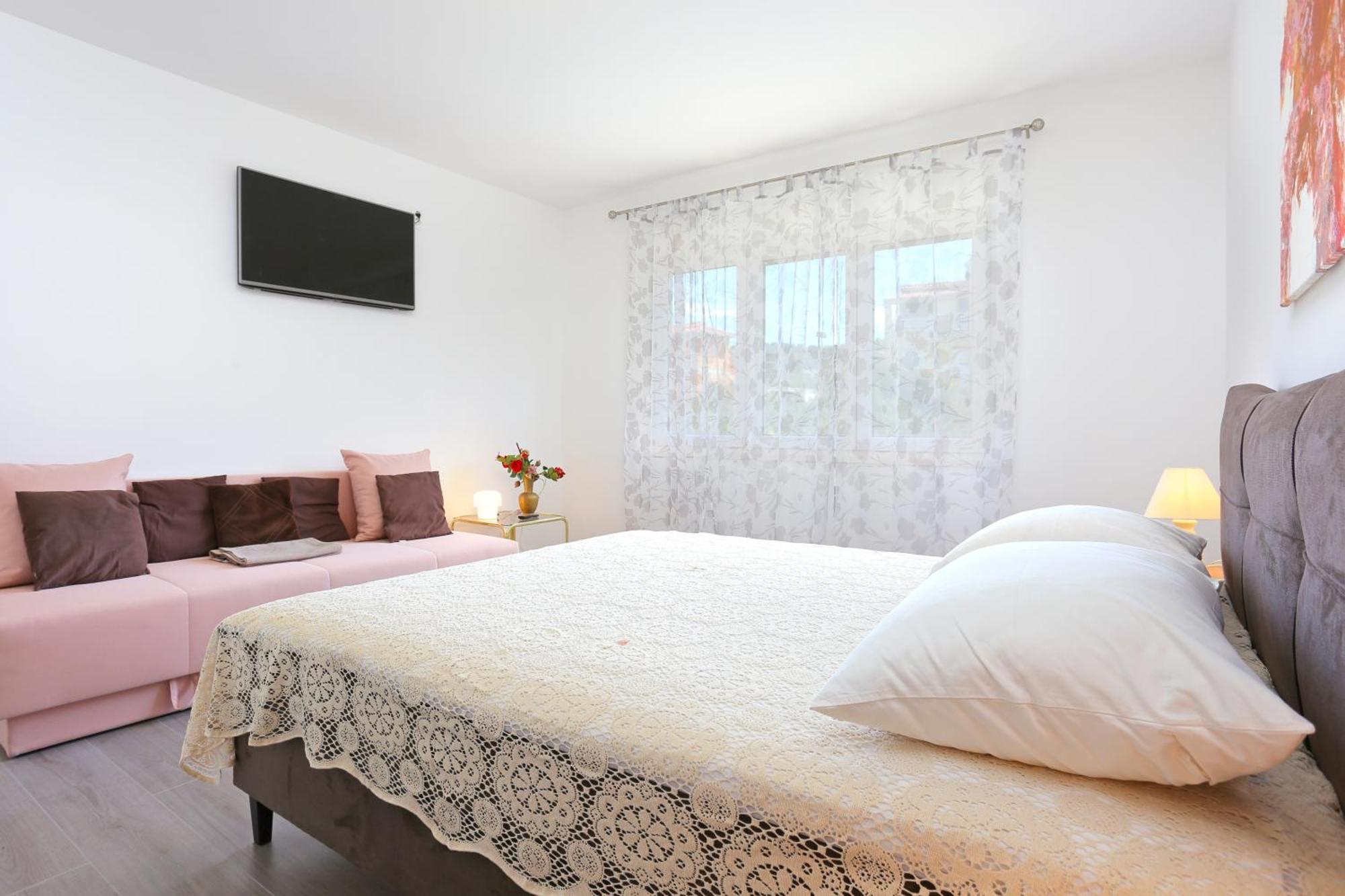Apartment Apartments With A Parking Space Slatine, Ciovo - 2566 *